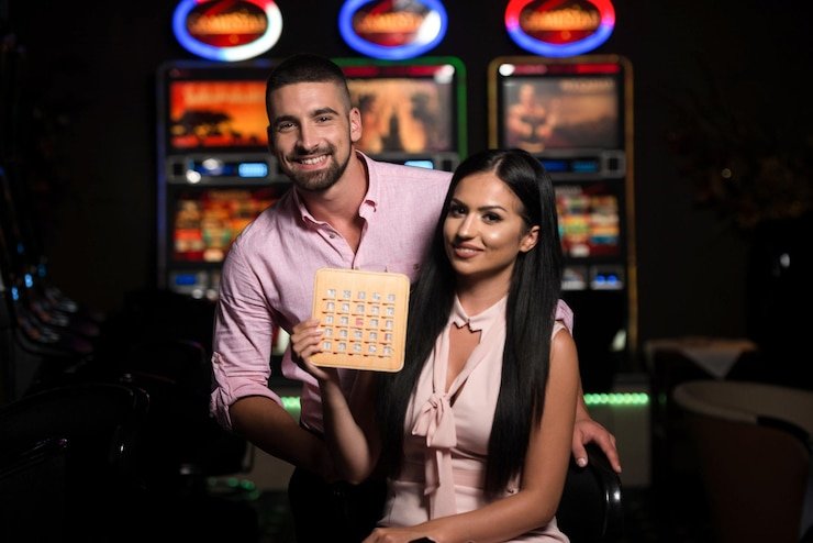 Pengguna menikmati hiburan casino dan konten sports populer di mawrtoto dengan perangkat mobile